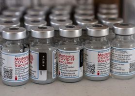 Koronawirus. Czy szczepienie trzecią dawką będzie konieczne dla osób narażonych na ciężki przebieg COVID-19? Prof. Parczewski wyjaśnia (WIDEO) 