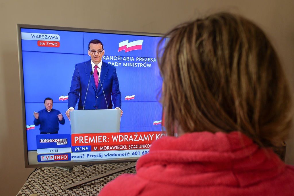 Kobieta oglądająca telewizję
