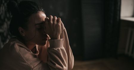 Atakuje w czasie snu. Objawy pojawiają się zaraz po wstaniu