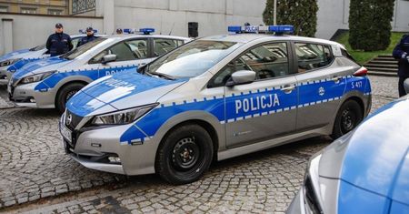 Cztery elektryczne nissany leafy zasilą flotę polskiej policji