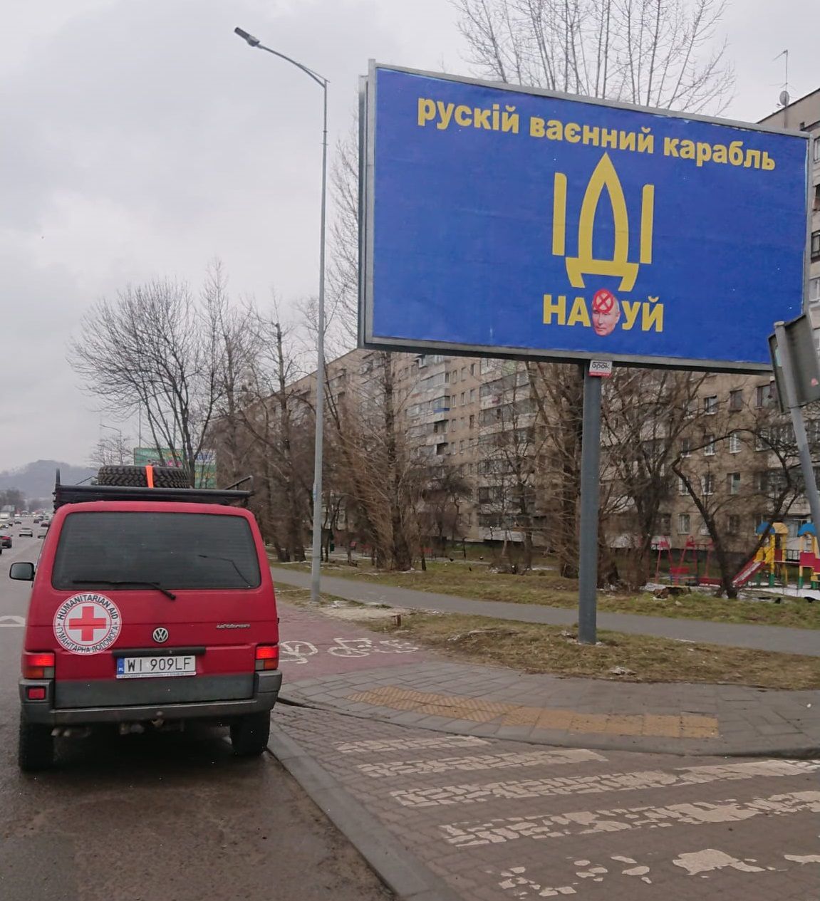 Polacy i Volkswagen Multivan T4 niosą pomoc w Ukrainie