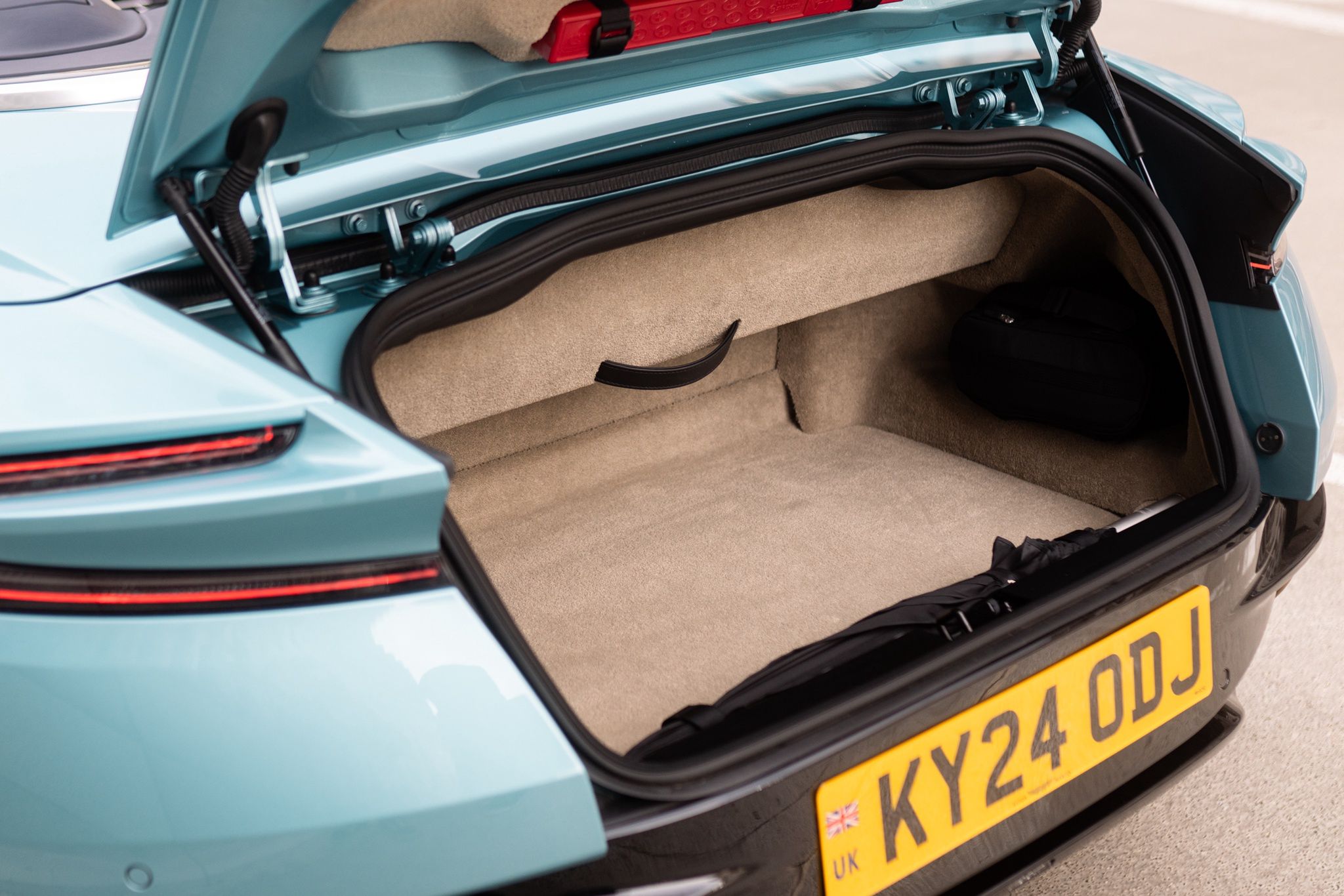 Aston Martin DB12 Volante