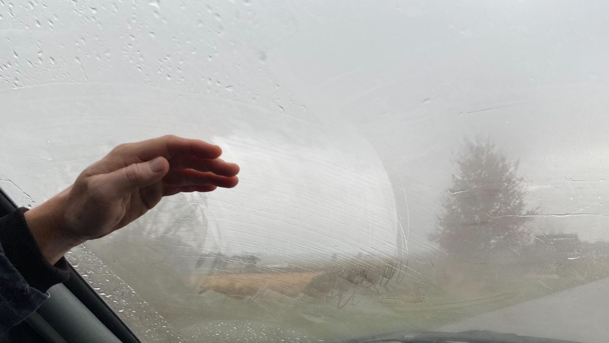 Parujące szyby potrafią mocno uprzykrzyć życie