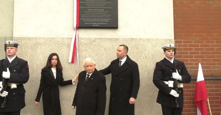 Kaczyński o zamachu. Na tablicy umieszczono inną informację