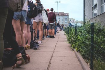 500 zł za miejsce w kolejce. Poznański urząd przeżywa oblężenie