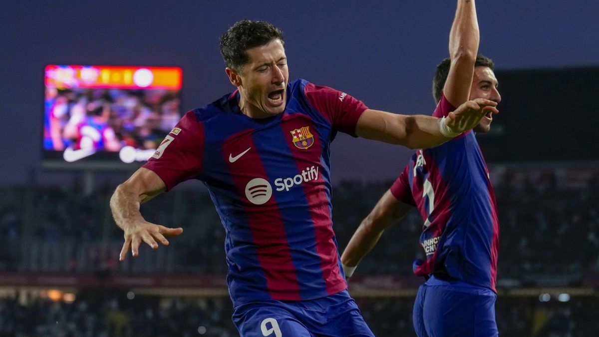Spanish LaLiga - FC Barcelona vs. Deportivo Alaves
epa10972052 FC Barcelona's striker Robert Lewandowski (L) celebrates with teammate Ferran Torres (R) after scoring the 2-1 goal during the Spanish LaLiga soccer match between FC Barcelona and Deportivo Alaves, in Barcelona, Spain, 12 November 2023.  EPA/Alejandro Garcia 
Dostawca: PAP/EPA.
Alejandro Garcia