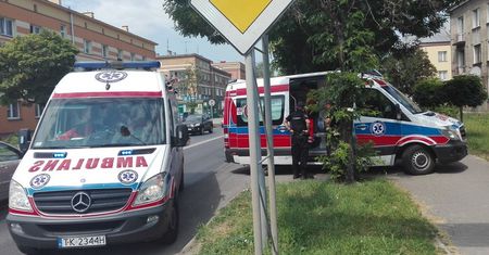 Wezwano pogotowie do mężczyzny leżącego na chodniku przy ulicy Sandomierskiej