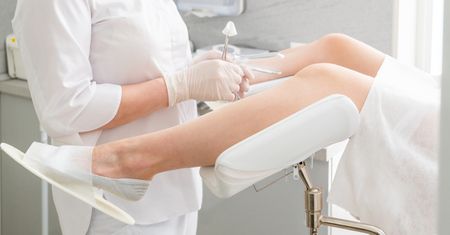 Jak siadać na fotelu ginekologicznym? Lekarka wyjaśnia