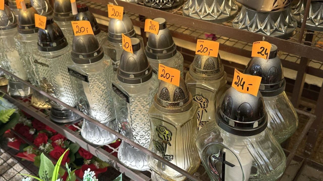 Moda cmentarna 2025 w Lubuskiem. Kolorowe wrzosy, wiązanki z grzybkami i solarne znicze hitem przed Wszystkimi Świętymi