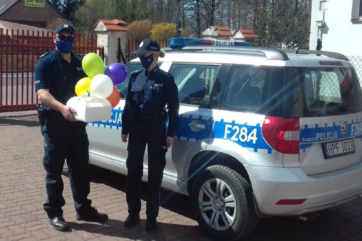 W czasie epidemii koronawirusa policjanci ze Rzgowa dostarczyli dziecku urodzinowy tort