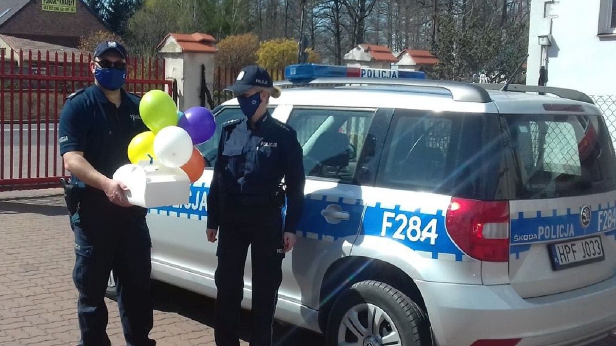 W czasie epidemii koronawirusa policjanci ze Rzgowa dostarczyli dziecku urodzinowy tort