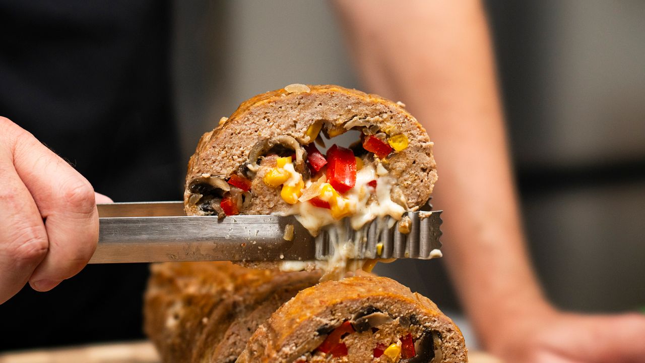 Przepis dnia na soczystą roladę gyros z serem. Zachwyci całą rodzinę