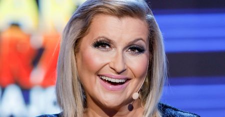 Stanęła na scenie. Miała na sobie sukienkę z prześwitami