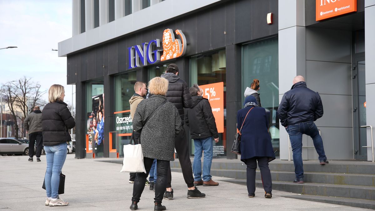 Kolejka przed bankiem ING w Szczecinie
16.03.2020 Szczecin . Kolejka przed bankiem ING w zwiazku z epidemia koronawirusa .
Fot. Cezary Aszkielowicz / Agencja Wyborcza.pl
Fot. Cezary Aszkielowicz / Agencja Wyborcza.pl
coronavirus, COVID - 19, COVID-19, epidemia, koronawirus, bank, pieniadze, korona, wirus, pandemia, choroby, kolejka, czekanie, oczekiwanie, wejscie, ograniczenie, doste, dostep, wstep, kontakt, /FR/