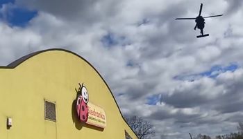 Był przed Biedronką. Aż zaczął nagrywać. "Ogromny huk"