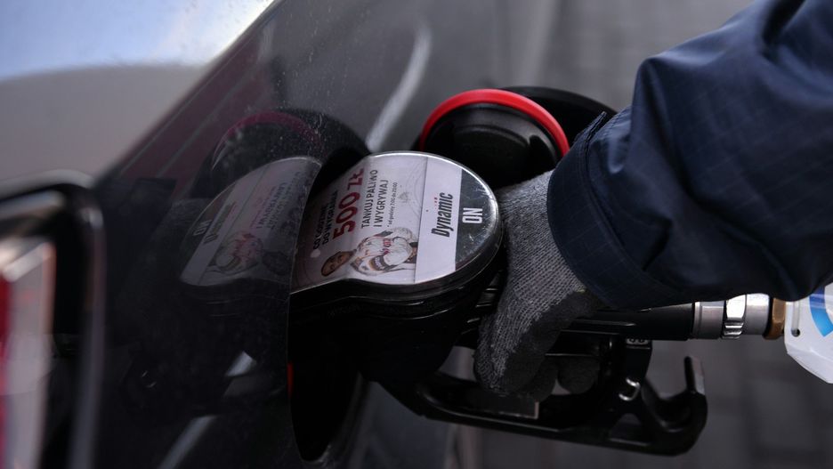 Najbardziej - o 6 groszy na litrze - potaniał olej napędowy, oferowany aktualnie w sprzedaży detalicznej po 6,27 zł.