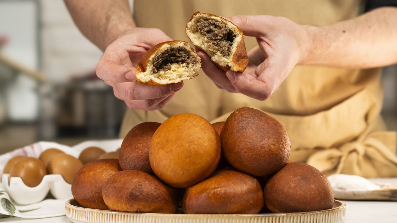 Zamiast słodkiego nadzienia umieść w pączkach wołowinę. Zaskocz bliskich w tłusty czwartek czymś naprawdę wyjątkowym