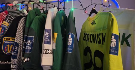 Kolekcjonerskie perełki z szatni Warty Poznań. Klub wystawia unikatowe koszulki na świątecznym kiermaszu na Wildzie