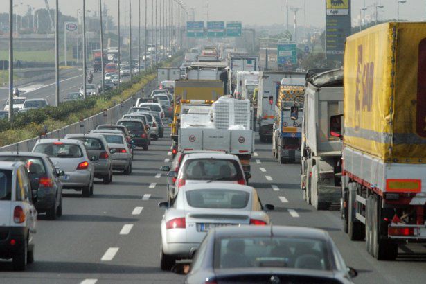 Na autostradach bez ograniczeń, z telefonem komórkowym przy uchu - propozycje PJN