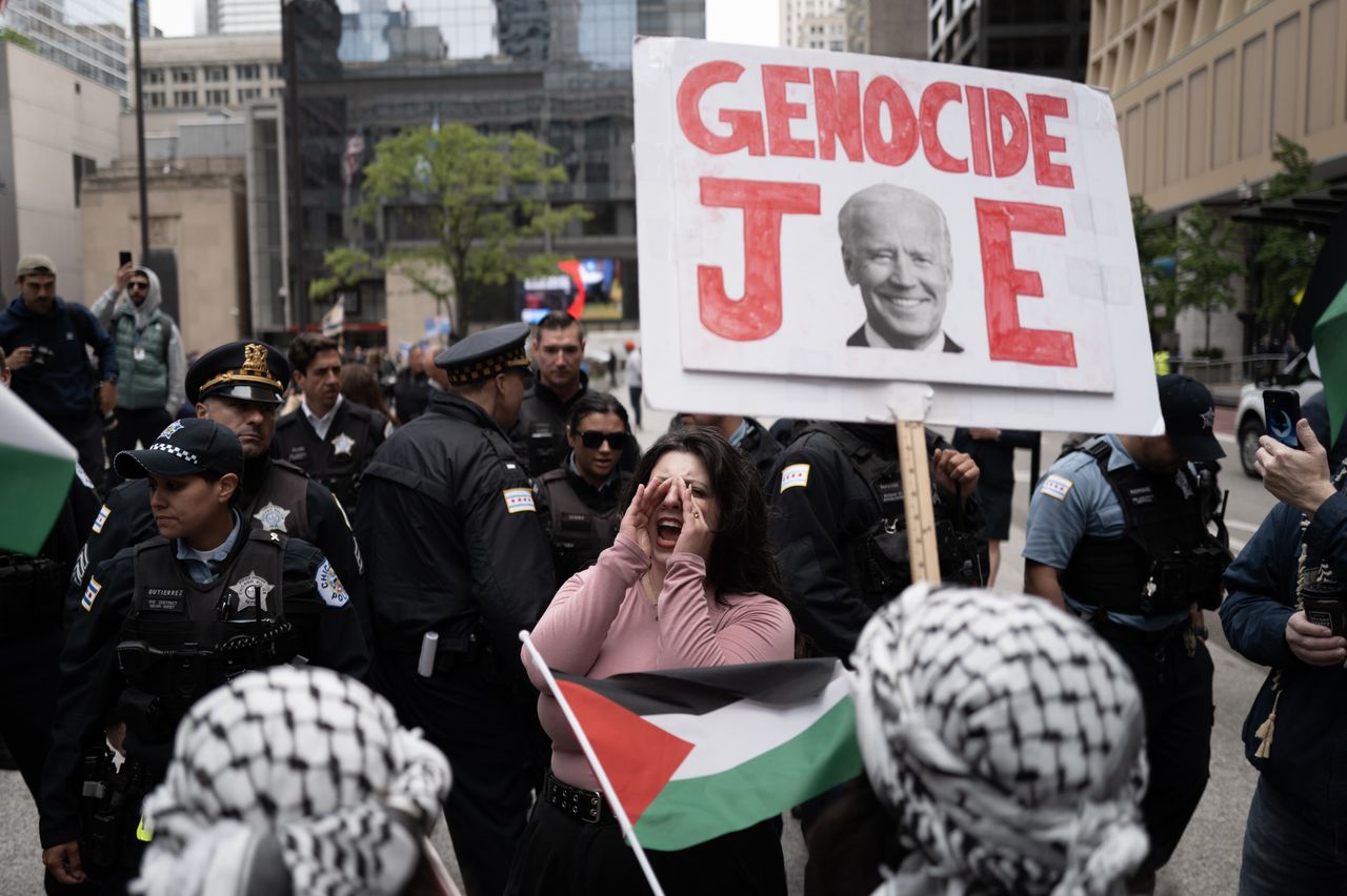 CHICAGO, ILLINOIS - MAY 14: Pro-Palestinian activists demonstrate near an Israeli Independence Day celebration in Daley Center Plaza on May 14, 2024 in Chicago, Illinois. The rally marked Israel's declaration of independence 76 years ago on May 14, 1948. Despite counter-protests and a few tense moments, no arrests were made.  (Photo by Scott Olson/Getty Images)
