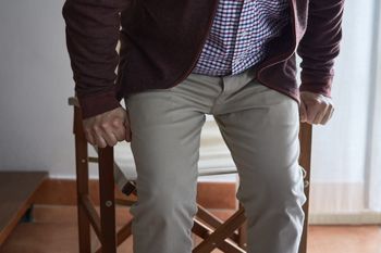 Podpieranie się rękami przy wstawaniu to znak. Sygnał alarmowy z ciała