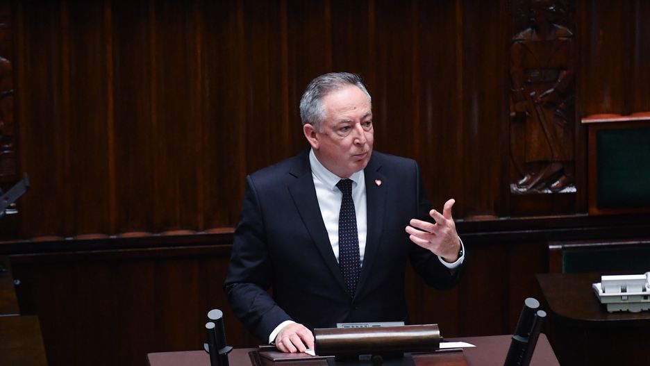Warszawa, 17.01.2024. Minister kultury i dziedzictwa narodowego Bartłomiej Sienkiewicz przemawia na sali obrad Sejmu w Warszawie, 17 bm. Sejm w drugim dniu posiedzenia zajmuje się m.in. wnioskiem PiS o wyrażenie wotum nieufności wobec ministra Sienkiewicza. (jm) PAP/Piotr Nowak