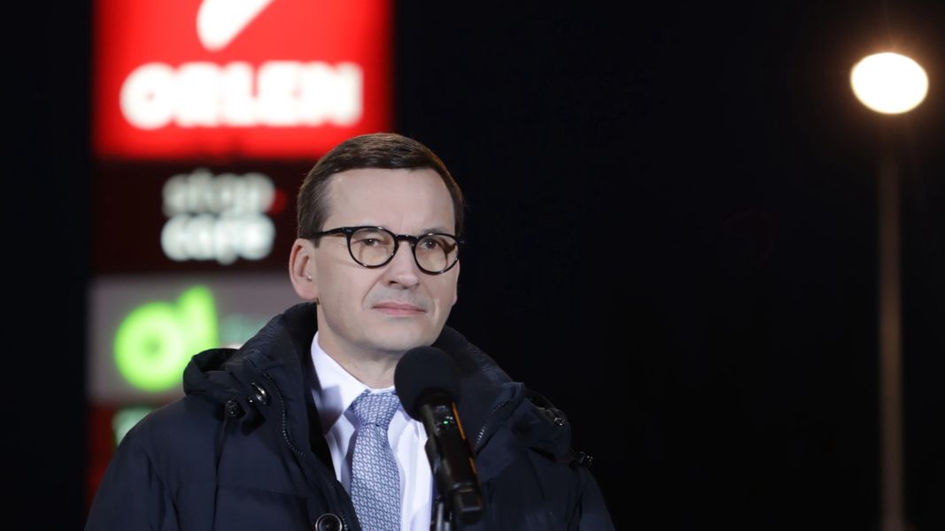 Przed godz. 7 rano na jednej ze stacji PKN Orlen premier Mateusz Morawiecki zachwalał tarczę antyinflacyjną 2.0 i jej wpływ na ceny paliw. 