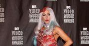Lady Gaga w kreacji z... MIĘSA!