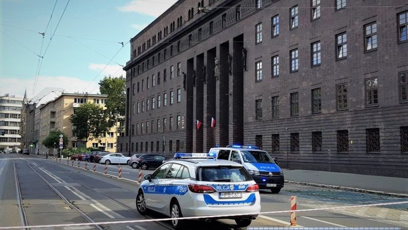 Wrocław. Przyniósł atrapę bomby pod Komendę Wojewódzką Policji. Grozi mu do 8 lat więzienia
