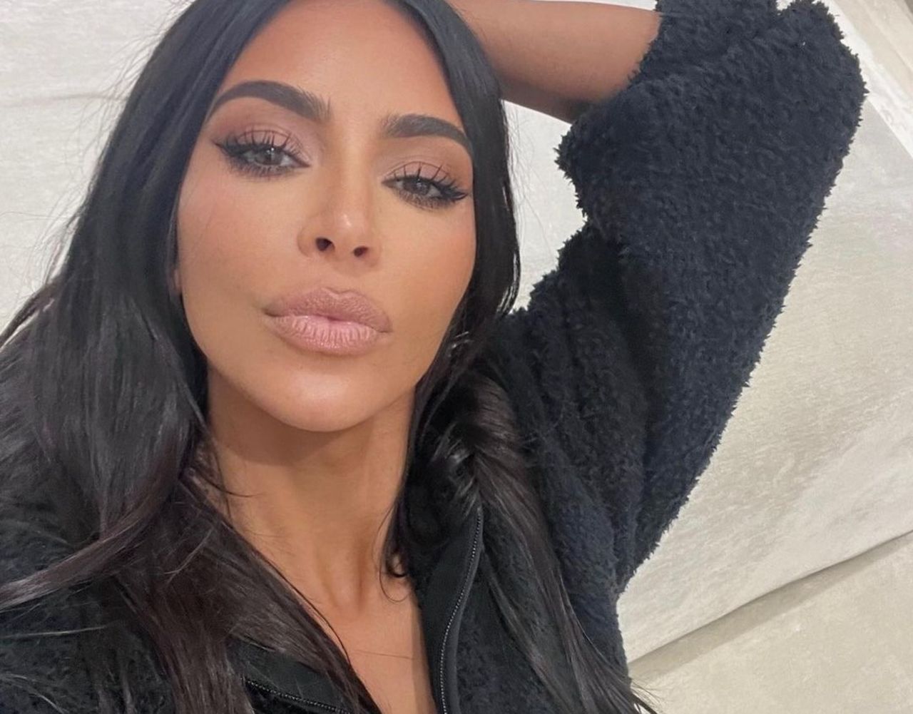 Kim Kardashian pokazała się w stylizacji w rockowym klimacie 