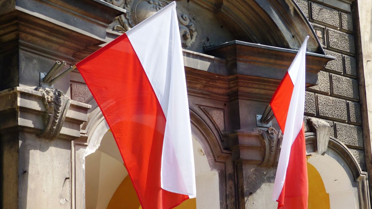 Jak powiesić flagę? Prezentacja symboli jest regulowana prawem.