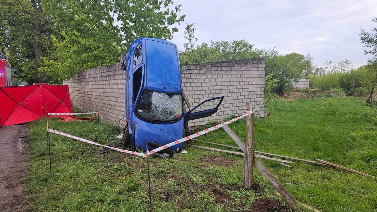 Uderzył w budynek i zatrzymał się w pionie. Kierowca walczy o życie