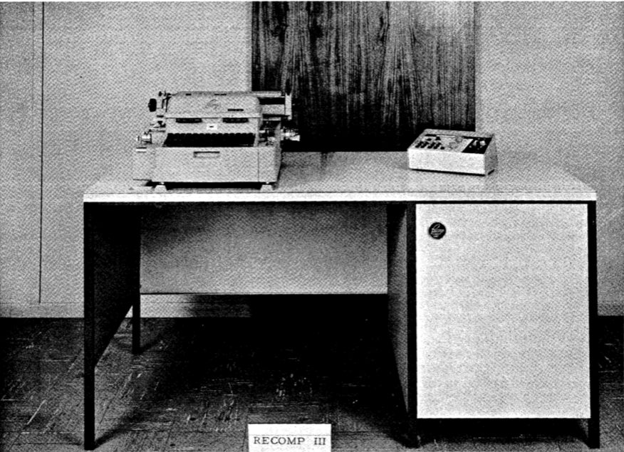 Autonetics Recomp III zintegrowany z biurkiem. Z lewej strony elektryczna maszyna zintegrowana z czytnikiem i dziurkaczem do taśm perforowanych. Z prawej nowa konsola kontroli.