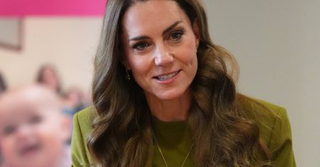 Moda na takie kołnierze wraca? Od sukienki księżnej Kate trudno oderwać wzrok