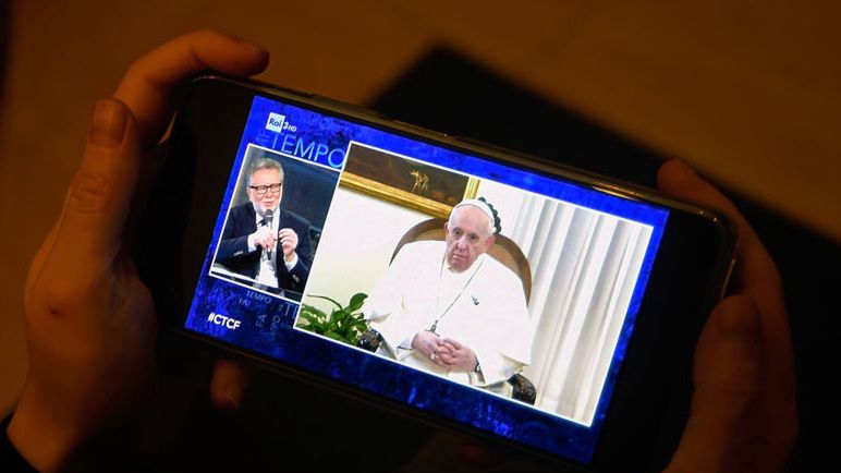 Papież Franciszek podczas telewizyjnej rozmowy z Fabio Fazio