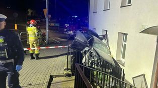 Audi przebiło balustradę i uderzyło w budynek w Kościerzynie. Ranna 19-latka