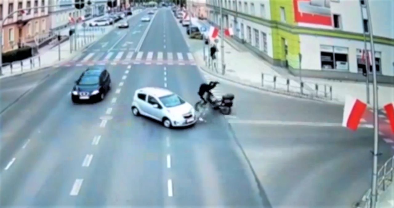 Groźne zderzenie osobówki z motocyklem. Nagranie z Zielonej Góry