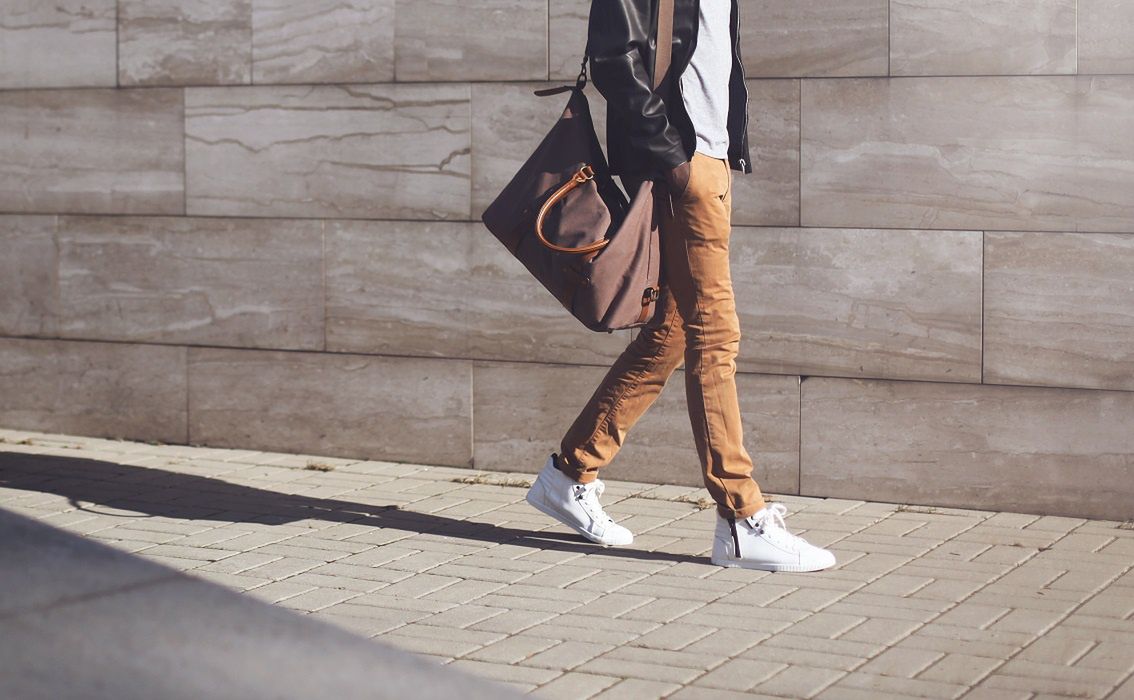 Elegancka stylizacja z butami sportowymi