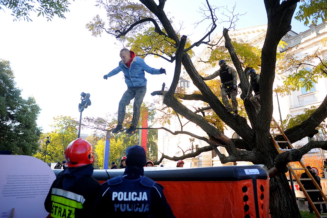 Gorąco na miesięcznicy smoleńskiej. Policjanci zatrzymali aktywistów 