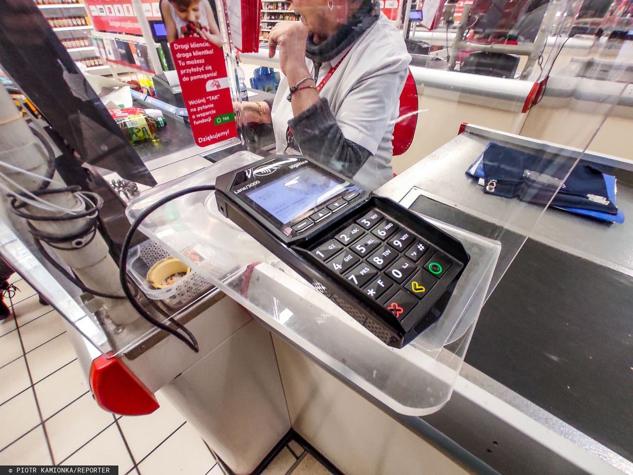 Polacy przekonali się do płatności bezgotówkowych. W tych sklepach najbardziej