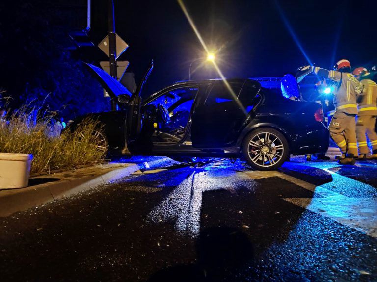 Wypadek na mokrej po deszczu nawierzchni