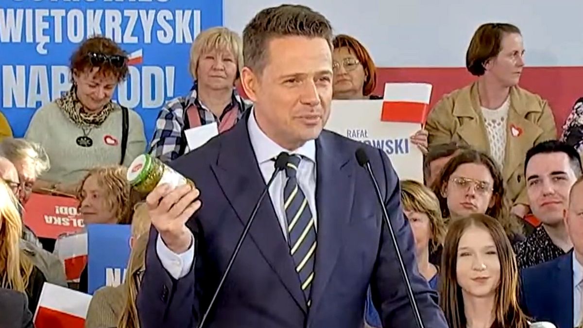 Wiec Trzaskowskiego. Nagle wyciągnął polskie ogórki