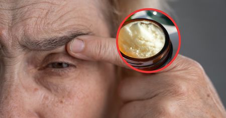 Nakładaj na twarz regularnie. Działa jak "żelazko" na zmarszczki
