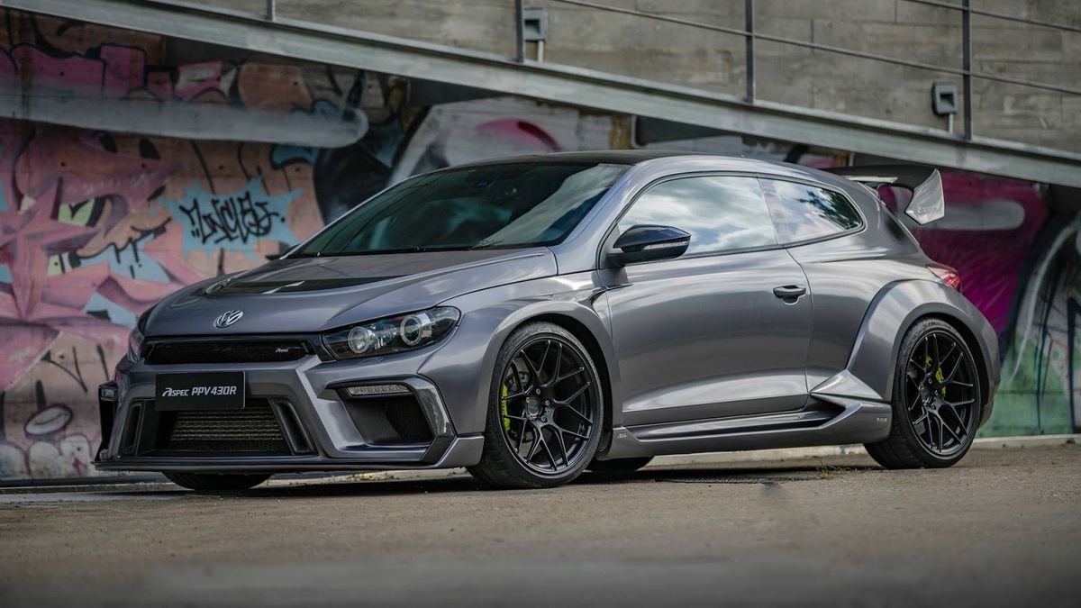 Jak nietrudno zauważyć, tym co przede wszystkim wyróżnia prezentowany projekt jest masywny pakiet aerodynamiczny. Tuner inspirował się podobno samochodami rajdowymi, czego dowód stanowią m.in. masywne nadkola i ogromne wloty powietrza.