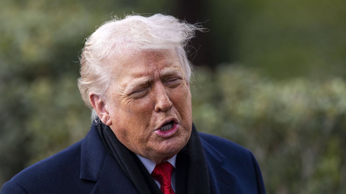 US President Trump departs the White House for the weekend in Florida
epa12654058 US President Donald J. Trump responds to questions from the news media as he walks to board Marine One on the South Lawn of the White House in Washington, DC, USA, 16 January 2026. President Trump is traveling to Florida for the weekend.  EPA/SHAWN THEW 
Dostawca: PAP/EPA.
SHAWN THEW
White house, Trump