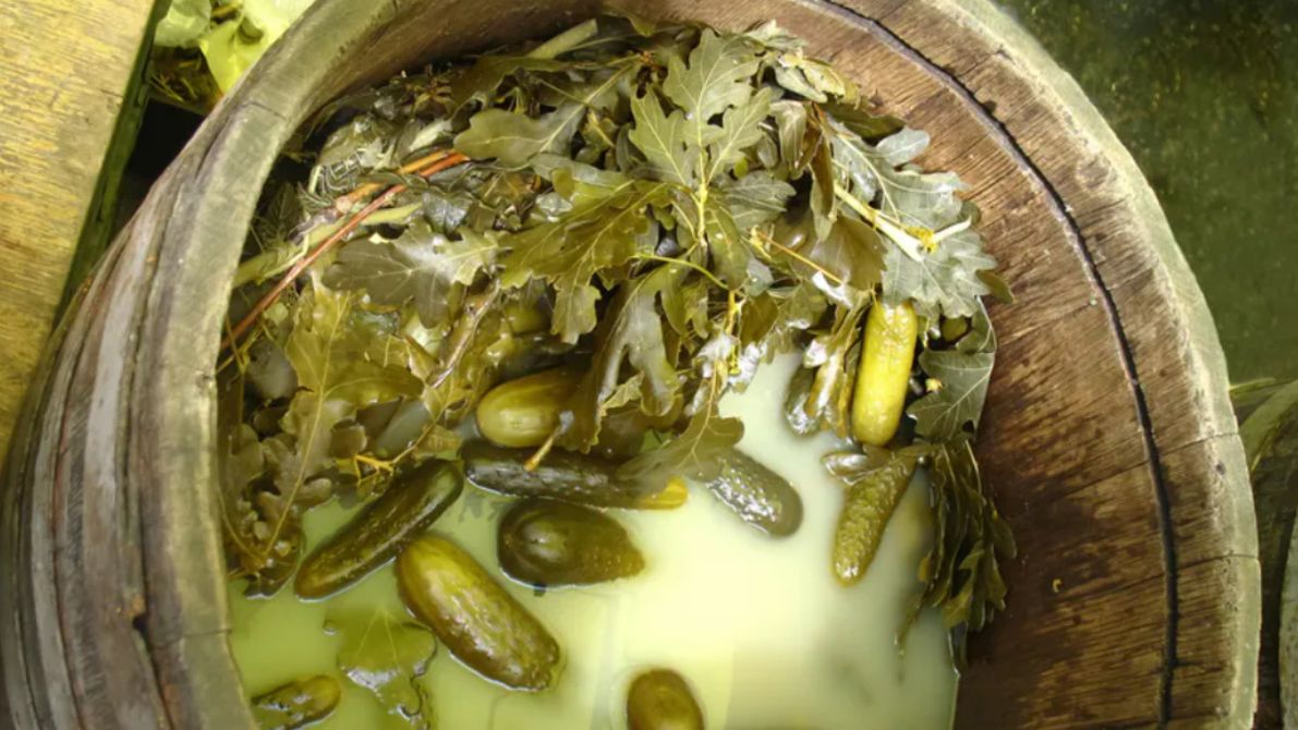 Dużo soli jest m.in. w ogórkach kiszonych. Na litr wody przypada ok. 35-40 g soli