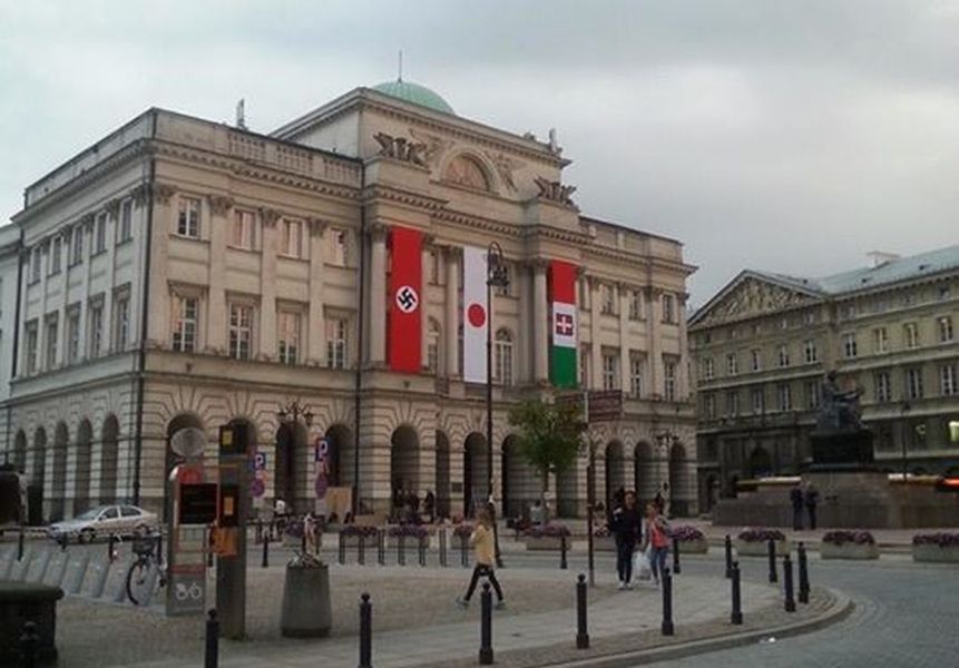 Nazistowska flaga zawisła na Pałacu Staszica