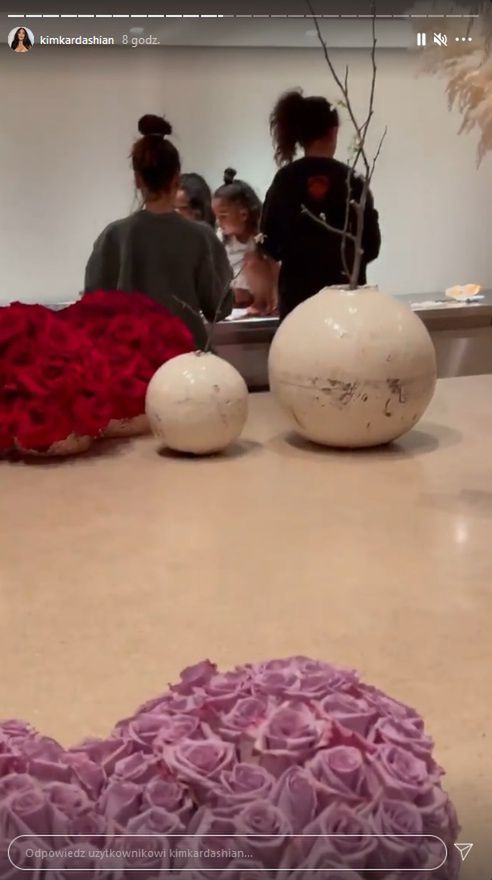 Dzieci Kim Kardashian gotują rosół z torebki i bawią się w kuchni