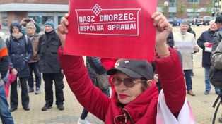 Częstochowa walczy o dworzec. Protest przed gmachem głównym. Społecznicy: "To nie modernizacja, to destrukcja"