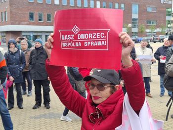 Częstochowa walczy o dworzec. Protest przed gmachem głównym. Społecznicy: "To nie modernizacja, to destrukcja"